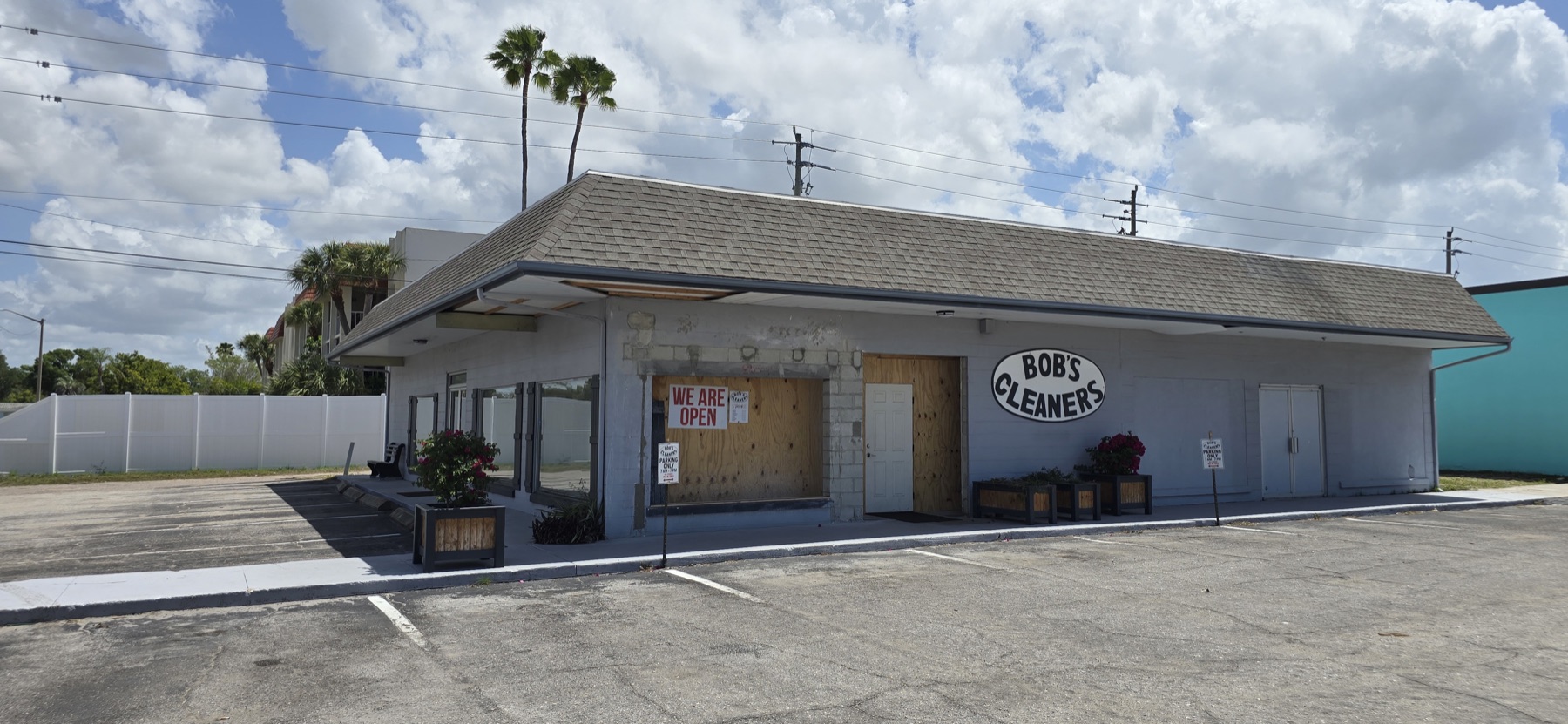 Exterior of Bob's Laundry and Dry Cleaning in Sarasota